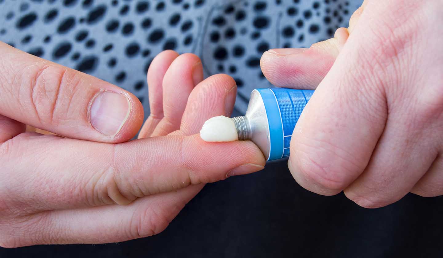 Aplicação de produtos para a pele atópica