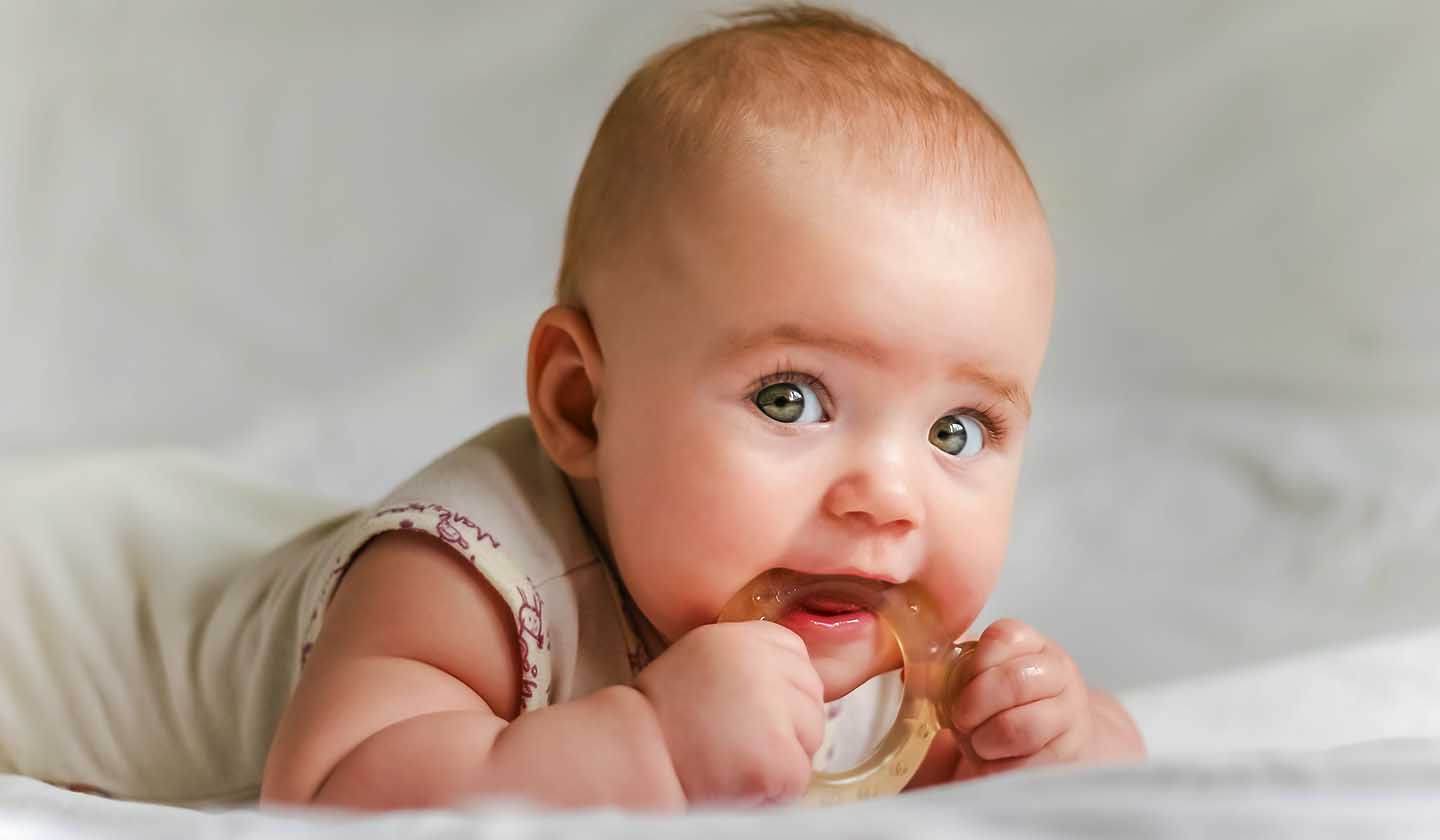 Utilizar mordedores para o bebé mastigar